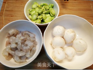 春天清淡美食～ 蚕豆虾仁烩蘑菇的做法步骤：1