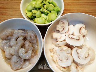 春天清淡美食～ 蚕豆虾仁烩蘑菇的做法步骤：3
