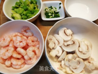 春天清淡美食～ 蚕豆虾仁烩蘑菇的做法步骤：5