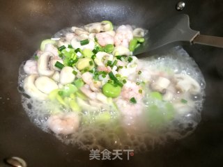 春天清淡美食～ 蚕豆虾仁烩蘑菇的做法步骤：6