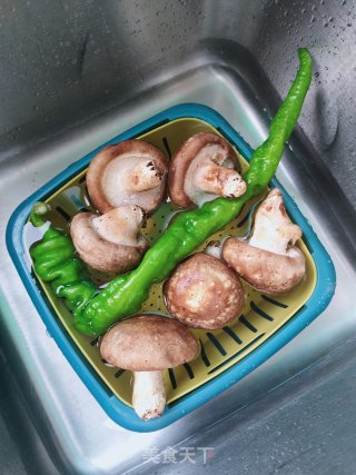 香菇鸡块的做法步骤：1