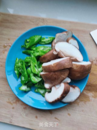 香菇鸡块的做法步骤：2