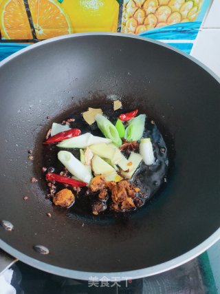 香菇鸡块的做法步骤：8