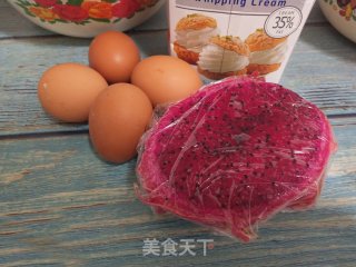 火龙果奶油蛋糕卷的做法步骤：1