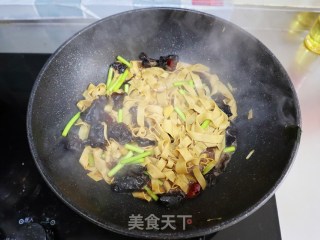 酱烧豆腐皮❗️快手简单低脂家常菜的做法步骤：5