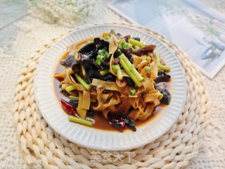 酱烧豆腐皮❗️快手简单低脂家常菜的做法步骤：7