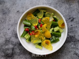荷兰黄瓜拌变蛋的做法步骤：4
