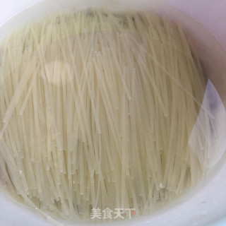 香菇牛肉汤粉的做法步骤：1