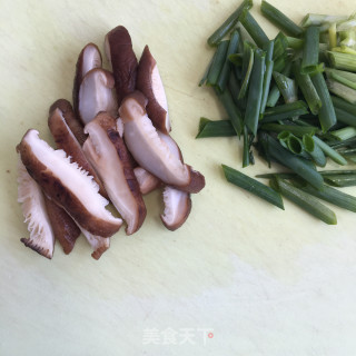 香菇牛肉汤粉的做法步骤：3