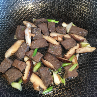 香菇牛肉汤粉的做法步骤：7