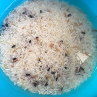 牛肉时蔬焖饭的做法步骤：1