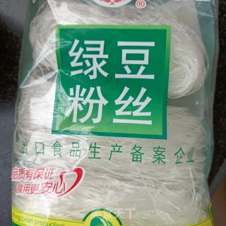 “嗦粉”蒜香煎蛋绿豆粉的做法步骤：1