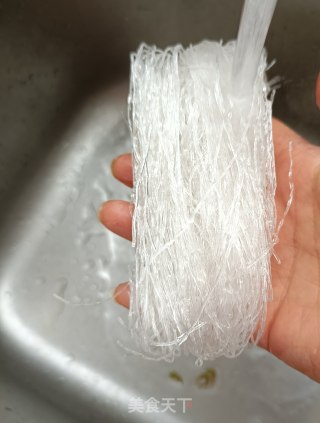 “嗦粉”蒜香煎蛋绿豆粉的做法步骤：2