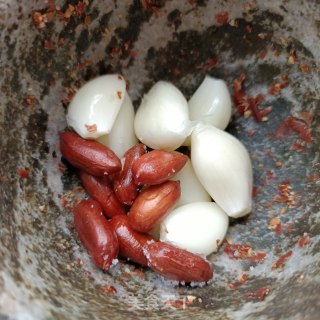 “嗦粉”蒜香煎蛋绿豆粉的做法步骤：7