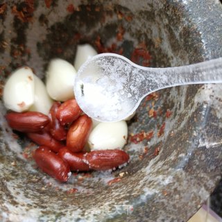 “嗦粉”蒜香煎蛋绿豆粉的做法步骤：8