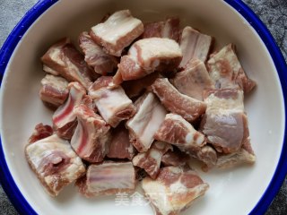 糯玉米莴笋炖排骨的做法步骤：1