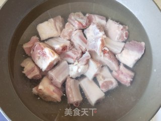糯玉米莴笋炖排骨的做法步骤：5