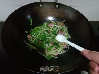 芹菜炒腊肉的做法步骤：3