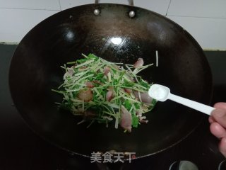 芹菜炒腊肉的做法步骤：4