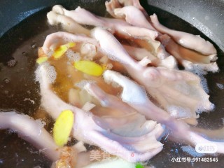 无骨鸭掌的做法步骤：2