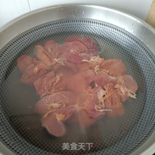 “嗦粉”菠菜鸡肝米粉的做法步骤：1
