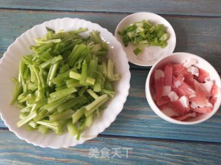 芹菜炒肉的做法步骤：1