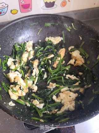 菠菜炒鸡蛋的做法步骤：7