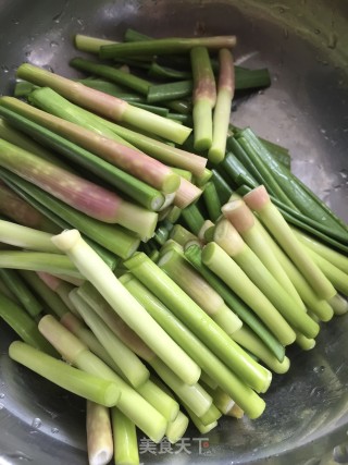 胡萝卜炒蒜苔的做法步骤：2
