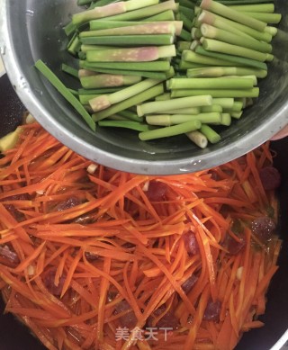 胡萝卜炒蒜苔的做法步骤：9