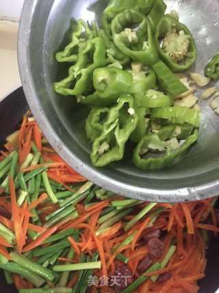 胡萝卜炒蒜苔的做法步骤：10