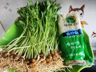 黑豆苗拌金针菇的做法步骤：1