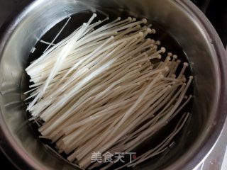 黑豆苗拌金针菇的做法步骤：4