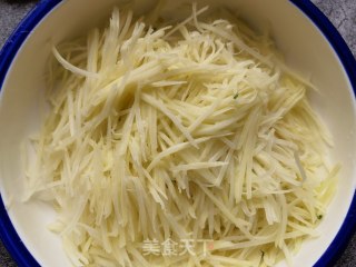 蒜瓣辣椒蒸炒土豆丝的做法步骤：2