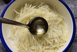 蒜瓣辣椒蒸炒土豆丝的做法步骤：3