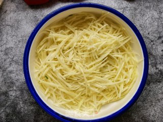蒜瓣辣椒蒸炒土豆丝的做法步骤：4