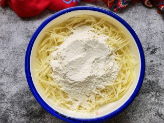 蒜瓣辣椒蒸炒土豆丝的做法步骤：5