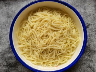 蒜瓣辣椒蒸炒土豆丝的做法步骤：10