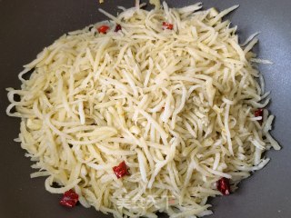蒜瓣辣椒蒸炒土豆丝的做法步骤：13