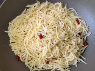 蒜瓣辣椒蒸炒土豆丝的做法步骤：14