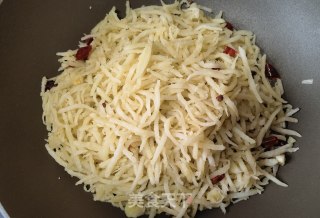 蒜瓣辣椒蒸炒土豆丝的做法步骤：15