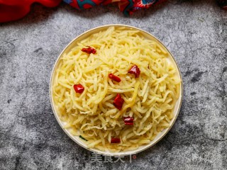 蒜瓣辣椒蒸炒土豆丝的做法步骤：16