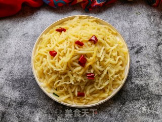蒜瓣辣椒蒸炒土豆丝的做法步骤：17