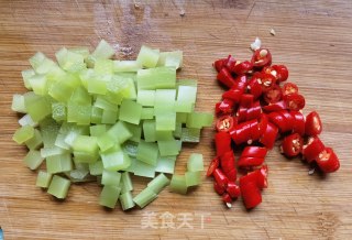 小米椒莴笋炒玉米的做法步骤：2