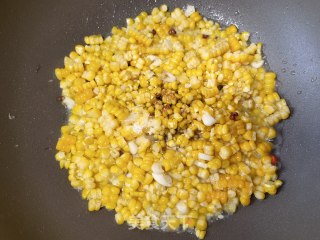 小米椒莴笋炒玉米的做法步骤：5