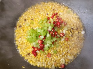 小米椒莴笋炒玉米的做法步骤：8
