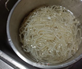 香椿针菇拌鸡肝的做法步骤：3
