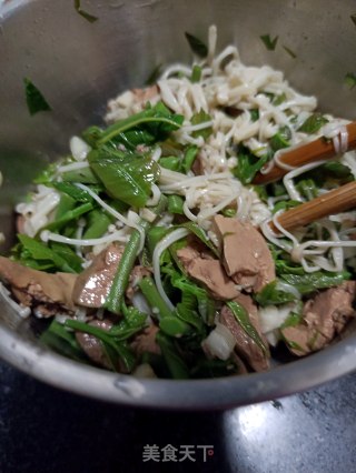 香椿针菇拌鸡肝的做法步骤：12