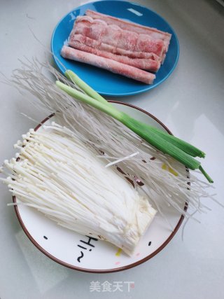 红薯粉酸汤肥牛的做法步骤：1