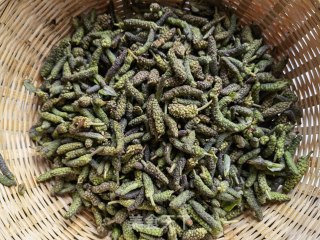 小米椒蒜苔蒸炒楮桃穗的做法步骤：2