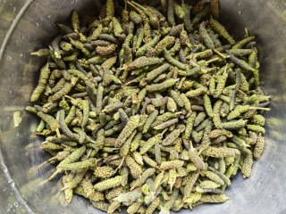 小米椒蒜苔蒸炒楮桃穗的做法步骤：3